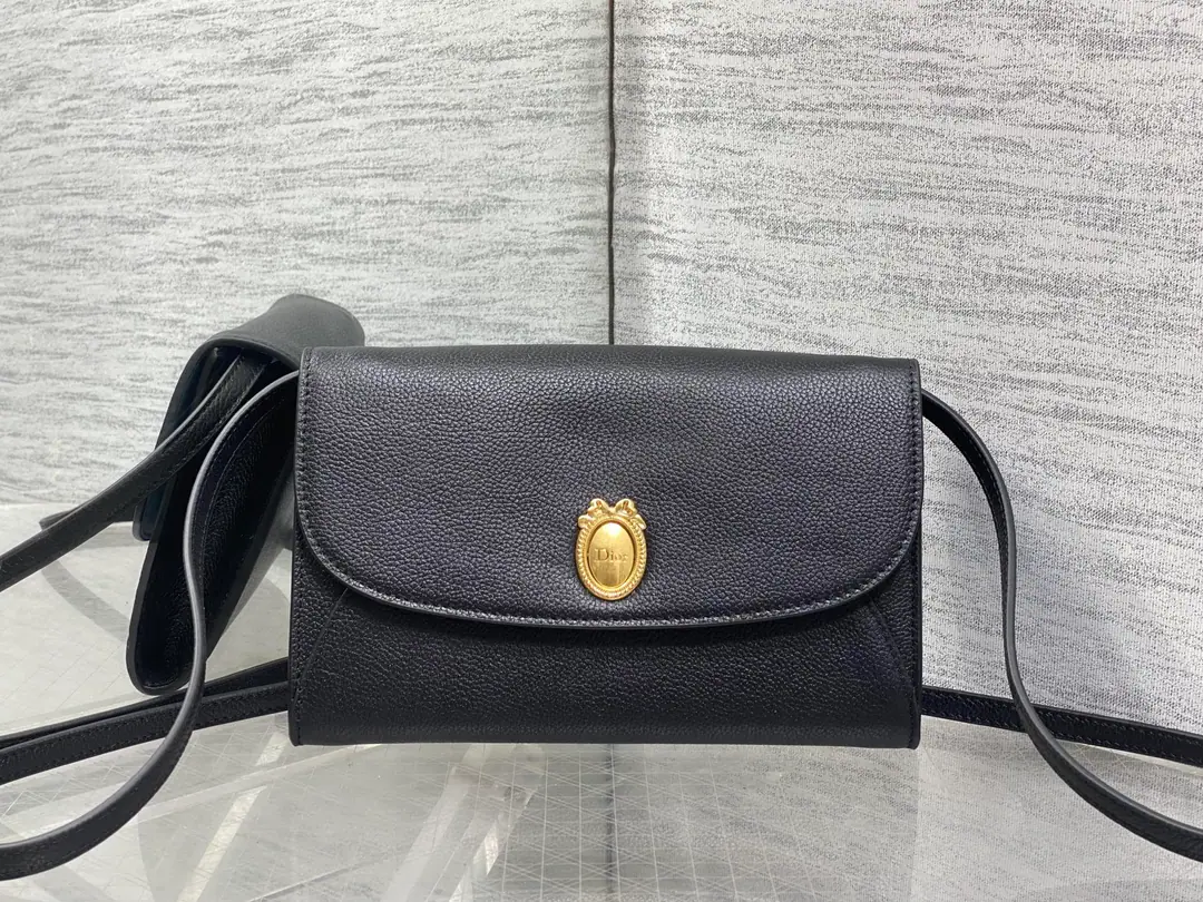 LatestMedaillonSeries A simple, expensive bag., French ellipse mirror It's a French-only grace and romance. The more you look at it, the more you look at it with a granular skin. The shoulder belt can adjust the length. ♪ And the shoulder slants ♪ The back is full of French sweets. 5228 size:23*16*6.5cm 0008