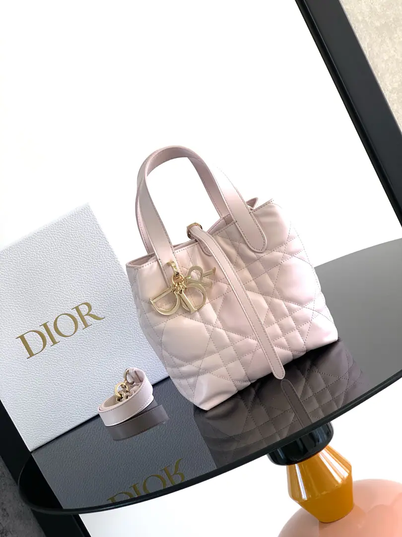 This one. Dior Toujours Tile handbag fashionable, Don't make a single.. It's carefully crafted with pink cow leather., I'm gonna use the super-trub line., A wide internal partition would accommodate a variety of daily supplies.. It's got a thin leather belt., I can safely collect all kinds of items., There's another one. CD Lock Letter D knob button, Reconciled on both sides, Raise the tone. Small sizes, Top leather handles with disassembly leather shoulder belts., But the handy., Shoulder or slash. Subject: Cow leather. Refried.: Cow leather. Double-share design: ♪ The thin band and the Christian Dior Paris Tie the pair. CD Lock - Pull! D.I.O.R. The hanger. Internal plug-in bags to place cards Top leather handle. Detachable leather straps. Dimensions: 18.5 x 18.5 x 12 centimetres Numbering:FJA-M2835OSNW 0010