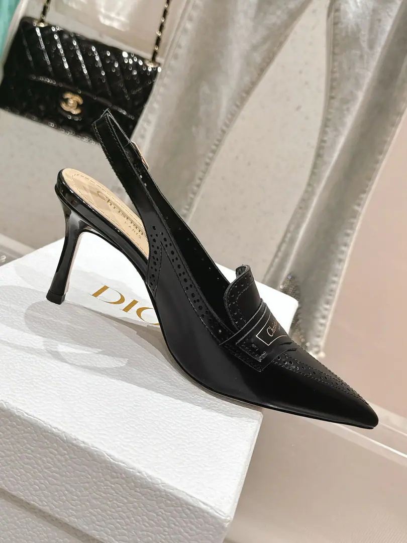 🏧𝐌𝐢𝐬𝐬 𝐃𝐢𝐨𝐫/The Diao classic Paris show. I'm a new cabinet. Pointy-head single shoe series This one.MissThe one-shoe series is a Paris show., Elegance fashion.. It's carefully crafted using paint leather., Shortcut, Shoe-faced metal with gold-faced beadslogoRaise the tone, Elegance atmosphere！Fashioned round-shoes and cylindrical heels are mutually reinforcing., It adds a high quality to the various shapes.. The shoes are painted with imported soft calves. The insides are all sheep's skin. Italian imports are so thick. He's tall.: 3.5cm/7.5cm Codes: 35-41 [40.41.42Custom]