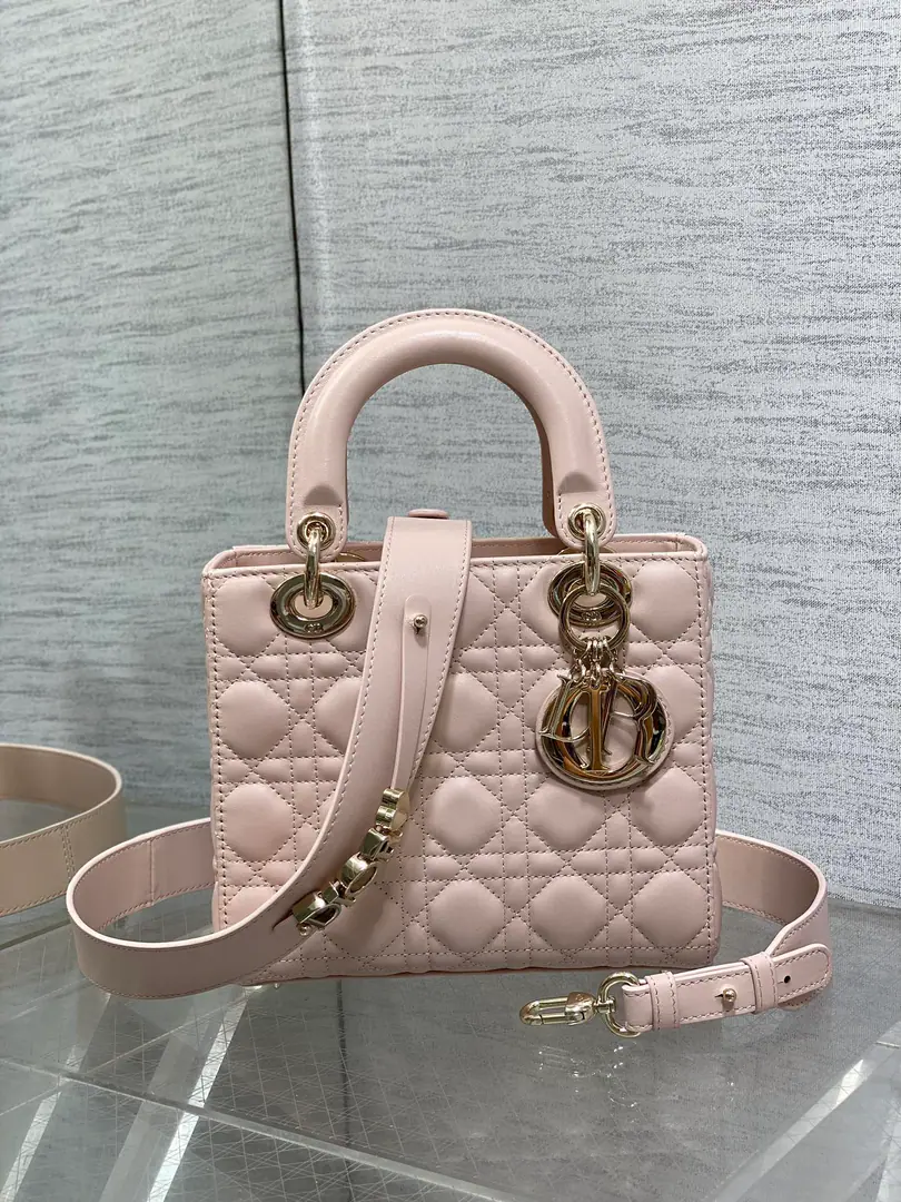 Four-legged powdered powder.‼️ 𝗗𝗜𝗢𝗥 𝗟𝗮𝗱𝘆Lamb skin.BingThe stylish and brazen Sci-fi visual shock is too shocking.🤤The whole body is radished., It's as beautiful as a rainbow.！The silver metal is more pressing., That's so good.👍Elegance and the cool contrast., It's the only one who's single. You'll have to carry out more than you can.😌It's just too beautiful.！！✔️ Size. 20×16.5×8cm 6604 0001
