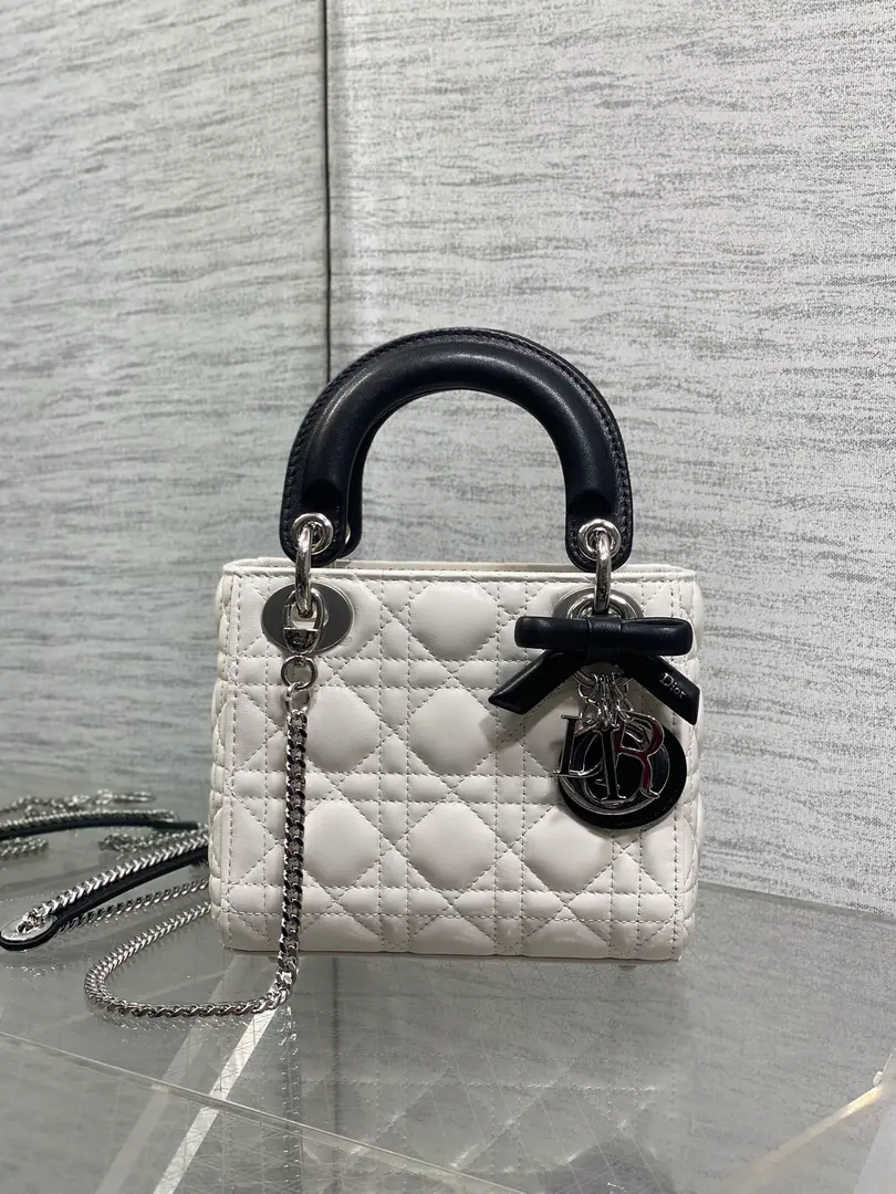 Classic LadyThe latest bow.🎀- Daphne bag., A three-pack for a man.😍. ♪ Fascinating graceful and enchanting💃🏻, It's a woman's taste to be a little stomping., Classic fashion style.. insAnd a lot of fashion.iconA bag with a man., Don't miss it.❤️ size: 17*7*15cm 6603 0009