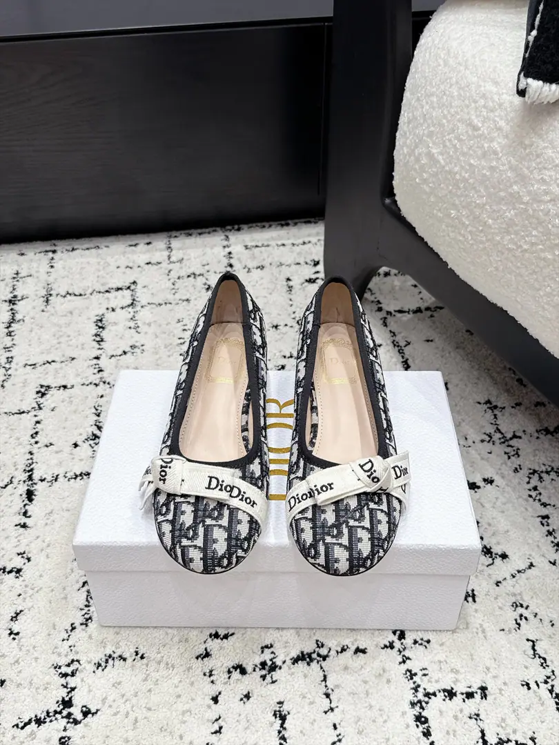 Dior Dio. 26/The new butterfly will be a pair of heels in the spring and summer. This one. J'Adior Muller's shoes are from Jonathan.·Anderson. (Jonathan Anderson) I'm grateful., Show me the art., To improve the style with fashion.. Elegance round shoe head design, Double Dior A strap in a embroidery band with a flat bow.. It's a fine, elegant and stylish shape.. ✔️Fabulous.: - The old bouquet./Bullskins. ✔️Uchi.: Lamb skin. ✔️Otsumi!: Italy is a big-ass country. ✔️He's tall.: 3.5cmLeft and right ✔️Size: 35-41 （40 41Do it.）