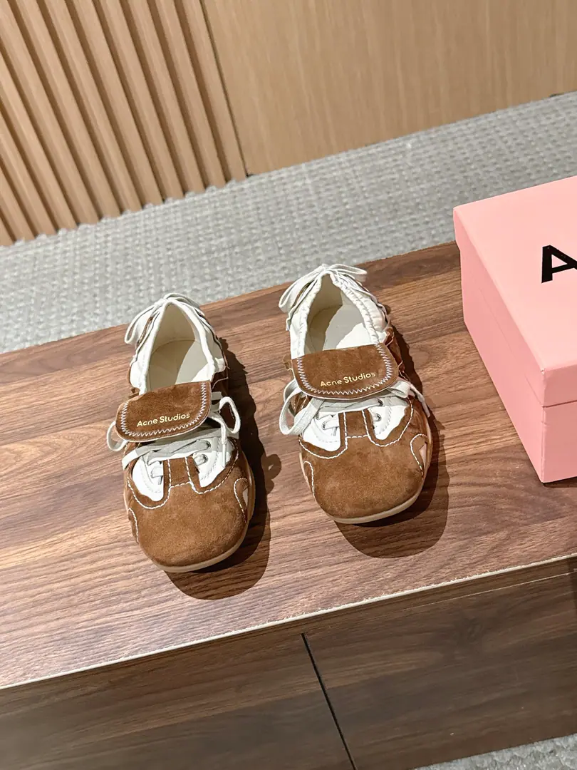 Acne Studios Axie's new ballet butterfly is tied to a shallow shoe. Remodel the contours of classic ballet shoes, To combine ballet's romantic and elegant with street leisure., Some of them are still in the old days., Y2KThe technology senses the current elements.. The shoes are a classic for the round ballet., There's a band design on the front side of the shoe., A decorative tie on the back of the shoe.. I got shoes on my tongue.Acne StudiosBranding, A light leg on the bottom of a thin shoe.. Material: - Oh, Pete. Uchi.: Lamb skin. Otsumi!: Rubber Bottom Size: 35-40Code（40Code custom is not to be changed）