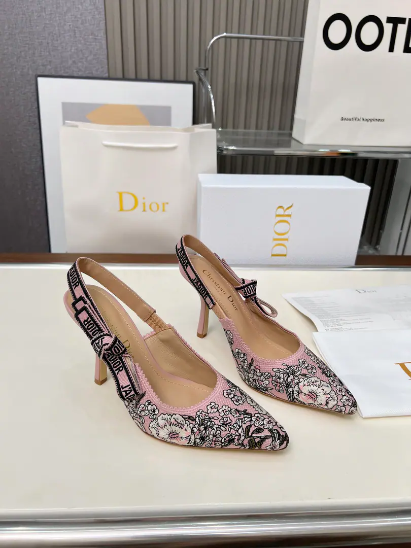 Gum./Python. 🏧𝐃𝐈𝐎𝐑Dio. - A embroidered heels. Embroidery LetterlogoSkins and sandals. The cabinet has a new picture of the flower embroidery.. Original purchase. Specialized materials. The original one-to-one.！ Original Speculated Environmental Pyrome Shoes In top-of-the-sheep skin.+Pure copper hardware button. Size: 34-43 [40.41.42Custom]