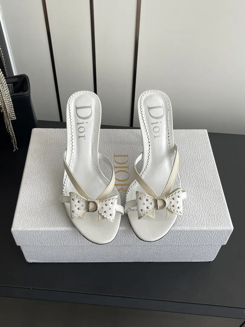 🏧𝐃𝐢𝐨𝐫The new Dior Spring and Summer. The stroke. Half-traw heels. I'm a sheep-skinner. I'm putting my feet on the inside and growing a sheep's skin. Italian imports are so skiny. He's tall.8.5cm Codes35–42 [40 41 42Do it.]