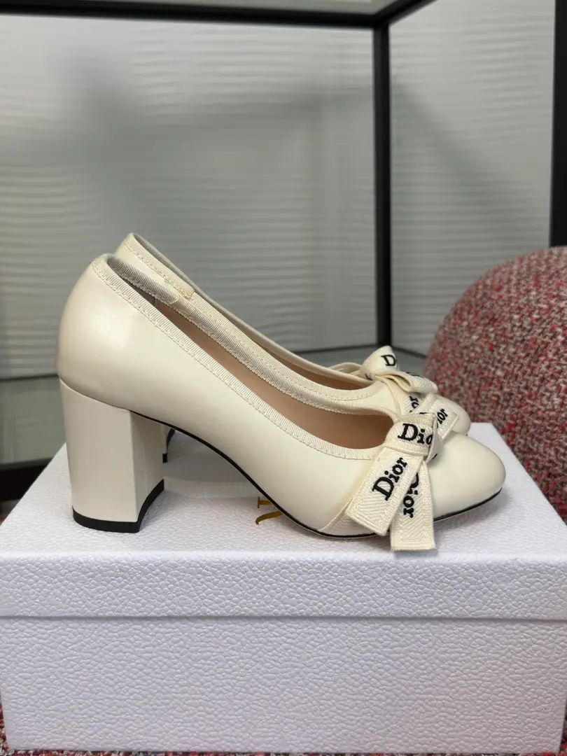 Top Version DIOR Dio. 2026 Autumn brandy. J'AdiorSeries Butterfly knots. Bold Ballet shoes. This one. J'Adior Ballet shoes by Jonathan.·Anderson. (Jonathan Anderson) I'm grateful., A new act. Dior Classic series, Chan Dior The most beautiful process., To improve the style with fashion.. It's carefully crafted using materials like sheep leather., Elegance round shoe head design, Shoe face double. Dior A little bit of a embroidery band to flatten the bow., Don't make a single.. It's a fine, elegant and stylish shape.. Fabulous.: Import of sheep skin/Goki!/Custom fabric Uchi./Foot.: Import of sheep skin Otsumi!: Italian imports are so thick. He's tall.: 7.5cm Size: 34-41（34 40 41I'll make sure I don't change it.）
