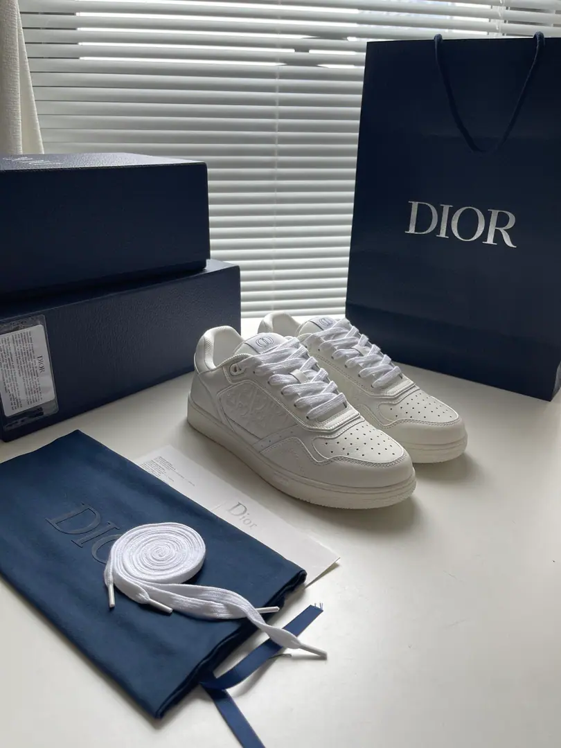 New paragraph🆕 B27 Low gang sneakers.✔️ This one is...DiorA brand-new classic.. It's carefully crafted with a pear leather., & Same-styleDior Gravity Print Effect Leather Collapse. The leather material is made of vinyl to press flowers.Oblique Print Effect Pattern, It's beautiful., ChanD～or The most wonderful process of the workshop.. CDIcon The shoes are so beautiful and so delicate., Same rubber soles., The tongues and the heels of the shoes are all red-coated with classic details., More sophisticated.. Low-end design, It's a lot of fashion., It's a good thing to wear different costumes.. Codes: 39-45 Colours: White, Gray, Green Army, Black