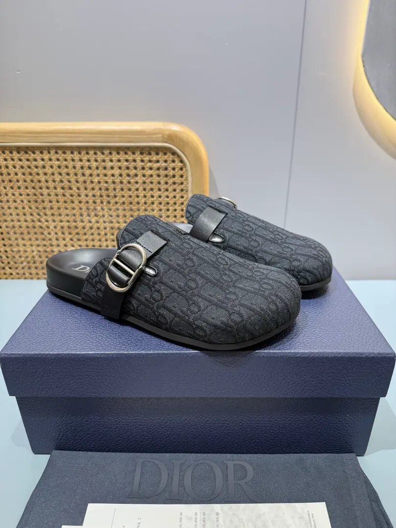 Men👨🏻Plant price, New paragraph 🆕Dior Aqua A man's slippers are elegant and leisurely.. - I'll take a D.～Ash CD Diamond Reconstruct the canvas., Inspired by the... Dio～Archives. Match“D”Signs and commo-tone bottoms, It's easy to match shorts or jeans., Make a fine shape.. Codes: 39-46 (46I'll make sure I don't change it.)