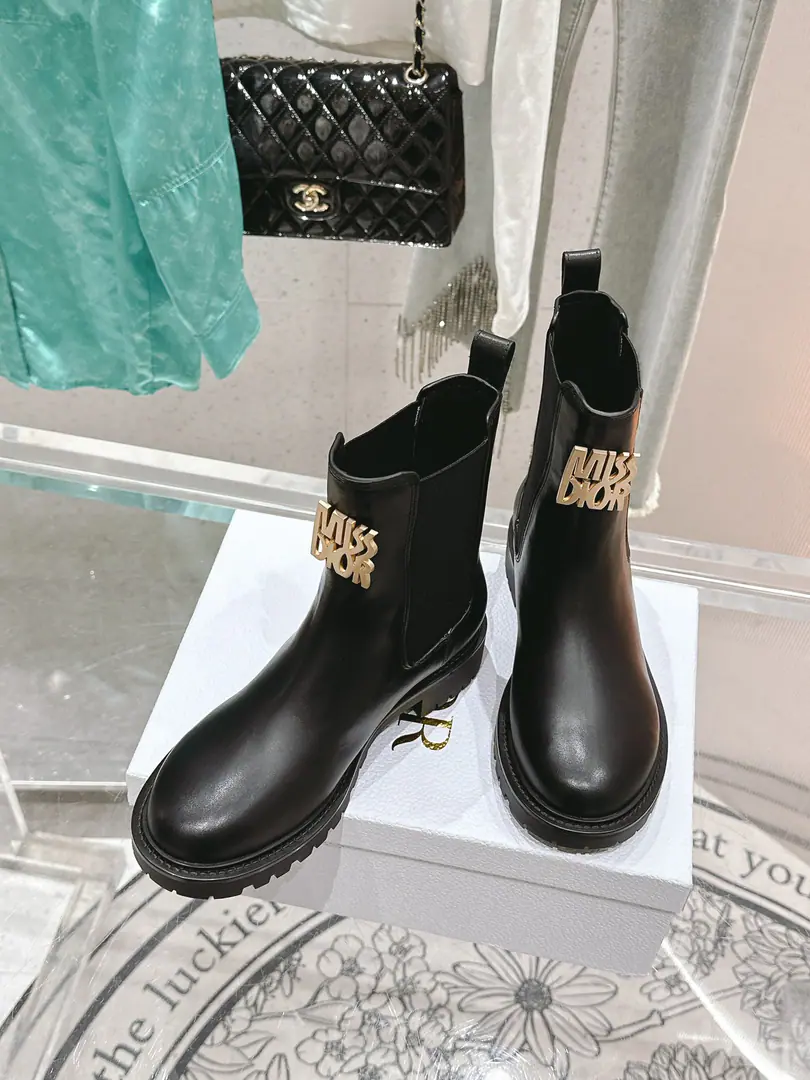 🏧𝐃𝐢𝐨𝐫The top fall and winter show. Martin boots. The original decomposition development is perfect. New leather buttons with boots to text details. The heart of the craftsman is mixed with color. Show the tide front. Nice and handsome. Momentum style. Fabulous.:Original custom-made cow skin Uchi.:Import watered cow skin Otsumi!:Original model rubber bottom Size:35-40 [40Custom]