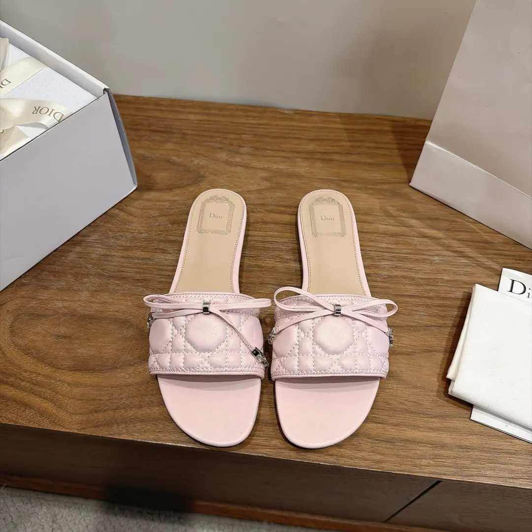 Aircraft box Plant prices:Floor Dio. Dior 2026The early spring new money. CannageThe vine-twilighted electric embroidery and the word-trapped butterfly swags. CDLetterlogoThe hardware is rounded up and the sandals are empty. Market Top Version Material:I'm a mixed-skinned goat.+In the skin of the sheep.+Italy is a big-ass country. He's tall.:Flat size: 34-43(34.40.41.42.43You're gonna have to do it or not.）