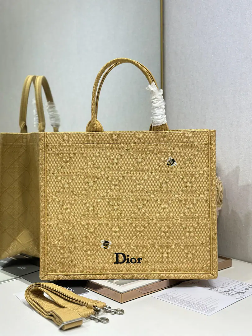 【Bees, yellow.🐝With a shoulder belt. Big number.】 Dior book tote Shopping bags This one.Book ToteThe bag was inspired by Maria the Head of Women's Creatives.·Katya.·Cory.（Maria Grazia Chiuri）It's a reflection.DiorThe beauty of the game.. I can collect all kinds of daily supplies., A new act.BayadereMixed effectD-StripesA pattern embroidery, More fashionable.. "and the head"“Christian Dior”Mark, Well, that's all.DiorThe most beautiful process.. Paragraph: 1286 Dimensions: 42×35×18.5cm 0006