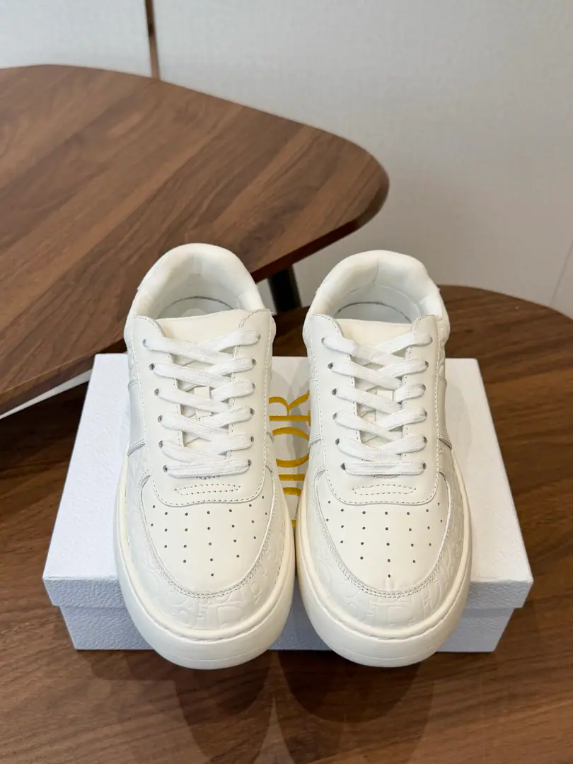 Dior26ssThe new morning and autumn leisure shoes. You're so lazy and relaxed., I'm gonna put my shoes together., Stereo-letter sign for shoe-shoes., The details of the star shoelaces are very special., The lazy man was so careful with his design.. A simple one fits the season., With a pair of straight pants and leisure., With short skirts and a nice mix., - I'm on my way., - I'm going shopping for tea., You can run it outside the house.. Shoe.: Bullskins. Uchi.: Bullskins. Otsumi!: Original version to open size: 35-41Code（40, 41Code custom is not to be changed） He's tall.: 3cm