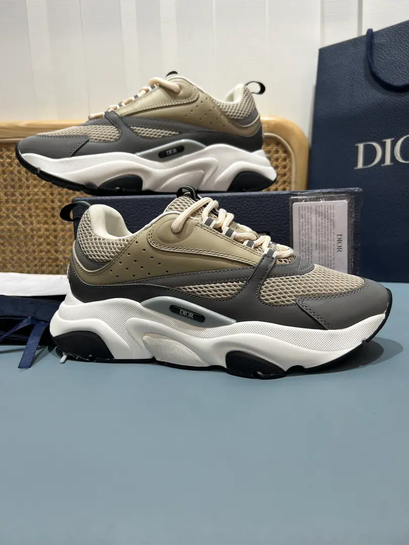 Top Men👨🏻Plant price, Dio*Dio.B22Series of sneakers. The inspirational low-banded contour from the retrorun run shoe is the use of gray cow leather and blue and white web-eye fabrics to bind the shoe face., It's a black match., White and blue rubber shoes.. Blue eye-folded shoe tongue and heel support nylon ribbon decorations., Sidesark“Dio～”Logo. It's a sharp contrast to the suit., Add a fashion breath of sports clothes to your appearance. The thick is a lot higher.4cmLeft and right～ Codes: 39-47（46.47I'll make sure I don't change it.）