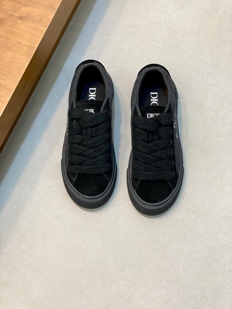 Dio.Dior B33A series of recreational sneakers. Skis.. Original procurement development Make the goods. This one. B33 The sneakers are brand new in the fall of 2002-2003., Re-read the classic tennis shoes., The contours of fashion highlight the feeling of a deep sense of truth.. It's carefully prepared using Navy blue and white flower paste., I'm not sure. Oblique Stamps, With a fuzzy patch., Don't put a single pair of shoes on the table. Dior Pumping sign, With the Navy blue horse hair wide shoe belts and dumb-looking eyes with yellow copper eyes.. White Dior Oblique The rubber soles., The back side is contrasted. Dior 30 Avenue Montaigne Mark Up. It's a fashionable style. Send a cabinet for fine packaging🛍📦 ▪️ Fabulous.: Original CustomiseObliqueOld flower.+Bullskins. ▪️ Uchi.: Original customized sheep skin+In the air network. ▪️ Shoes under the sole.: Original Open Model Slide-InTPUMaterial ▪️ Bottom: 4CM Codes: 39-44（38.45.46Do it.）