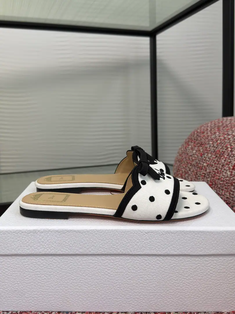 Top Version DIOR Dio. 2026 Summer brand new. DwaySeries Spot Butterfly knots. Embroidery Floor Cool. Shoes. DiorIt's a double-marked thing.DwayHigh heels sandals with black and white.PolkaDiorPattern, ♪ Stylish and delicate ♪MaisonThe eternal gift of honor.. The middle of the shoe is a fine black-faced bow., And embroidery.“Dior”Branding, With grace and beauty.. It's perfect for modernity., And can also be with otherPolkaDiorThe combination of works. Fabulous.: Original custom fabric Uchi./Foot.: Import of sheep skin Otsumi!: Italian imports are so thick. Size: 35-42（40 41 42I'll make sure I don't change it.）