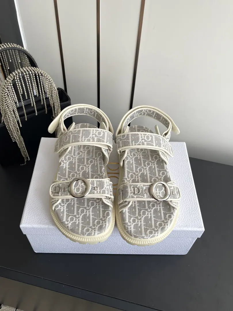 🏧𝑫𝑰𝑶𝑹 The new magic of Dior Springs during the summer with sand sand sandal sandal sandals.～ Classic A pair of feet., Use extra light., Comfortable special fabric making. The shoe-faced straps are magic-plugged., Metals in goldDHome.logoMark. It's a mix of different shapes., Show me the way to the Mortenian.. Comfortable 100%.！Nice foot., It's a hundred.💃🏽 ✔Shoe.: Original import of head-level cattle skin ✔Uchi.: Import of sheep skin ✔Otsumi!: OriginalTPUSlipboard Base ✔Codes: 35－41 (40/41Make a reservation.)