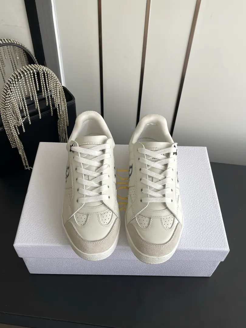 Dior Dio. 26ssThe spring and summer series is half-drawn. White shoes. This one.cdThe sneakers are the new classic. Comfortable and elegant. It's made with white cow leather. In gold.CDMark With the soles of the thin shoes. ♪ Makes it feel like you're wearing ♪ It's a mix of seasons and leisure. Make a fine shape. The shoe face is based on original calf skin. I'll put my foot on the skin inside. The original model of the rubber floor. Codes: 35-41（40 41Do it.）