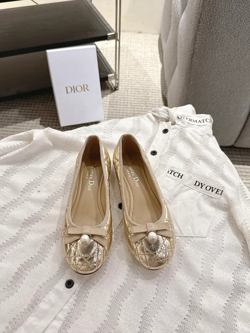 Dior｜26The new ballet shoes in early spring. NewDIORPearls, the diamond ballerina.🩰 Good boy.～ The classic Diotengrass elements of ballet shoes. The bow of the bow is added.CDThe pearl design is fine for details. A girl's got to be comfortable. It's really great. size: 35-42（40, 41, 42I'll make sure I don't change it.）
