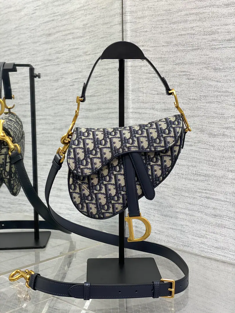 Top First List The Blue Fancy.➕【With a shoulder belt.】𝗖𝗗 𝗦𝗮𝗱𝗱𝗹𝗲 Classic saddle bag.🈶️The king of the kings., The position is unshakeable., The whole fashion world is still hot this year.🍀This new sale is now being offered with its own strap.！Focus or Dismantling Reconciling Length, - Oh, shit.！Finally.！No more money to match., And save a few more. How can you not go?！And the heat is pushing up to the top again. Size. 17×5×15cm ⚠️Shoulder belts are longest. cm, Shortest88.5cm 0446