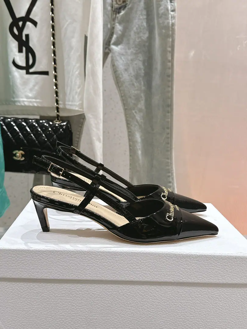 🏧𝐃𝐢𝐨𝐫The Dior's new Mary Jane. LetterlogoThe back of the sky with sandals. Original scribbles on the shoe surface The insides are all sheep's skin. The original Italian is a leather. He's tall.5.5cm Codes35-42 [40.41.42Custom]