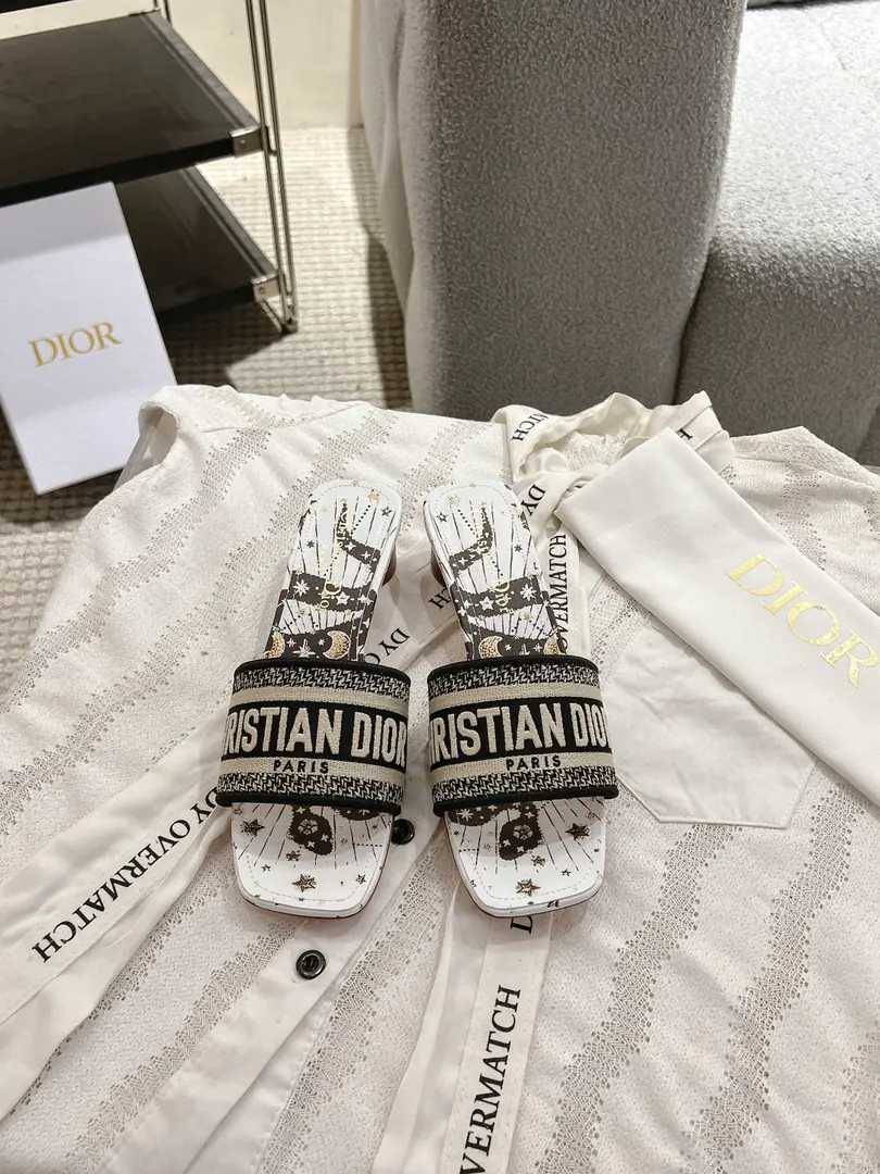 Circle D*or2026♪ Spring and summer ♪ CD•Ms. Dio has a long-term embroidered slipper. Christian Dior has always been a gorgeous and elegant noun., In fashion, the top of the world.👍 Especially worth mentioning.: A salivation.✨Pattern, Re-presentChrstian DiorOne of the precious symbols.✅ Original version*Full package More than 100 colors. ◽️Shoe.: Top-of-the-line embroidery cotton cloth. ◽️Uchi.: Import of sheep skin ◽️Otsumi!: The original is really leather. ◽️Codes: 35-41 (41Do it.) ⚠️⚠️⚠️Because of the color., Individual colours to be ordered, No, no, no, no, no.