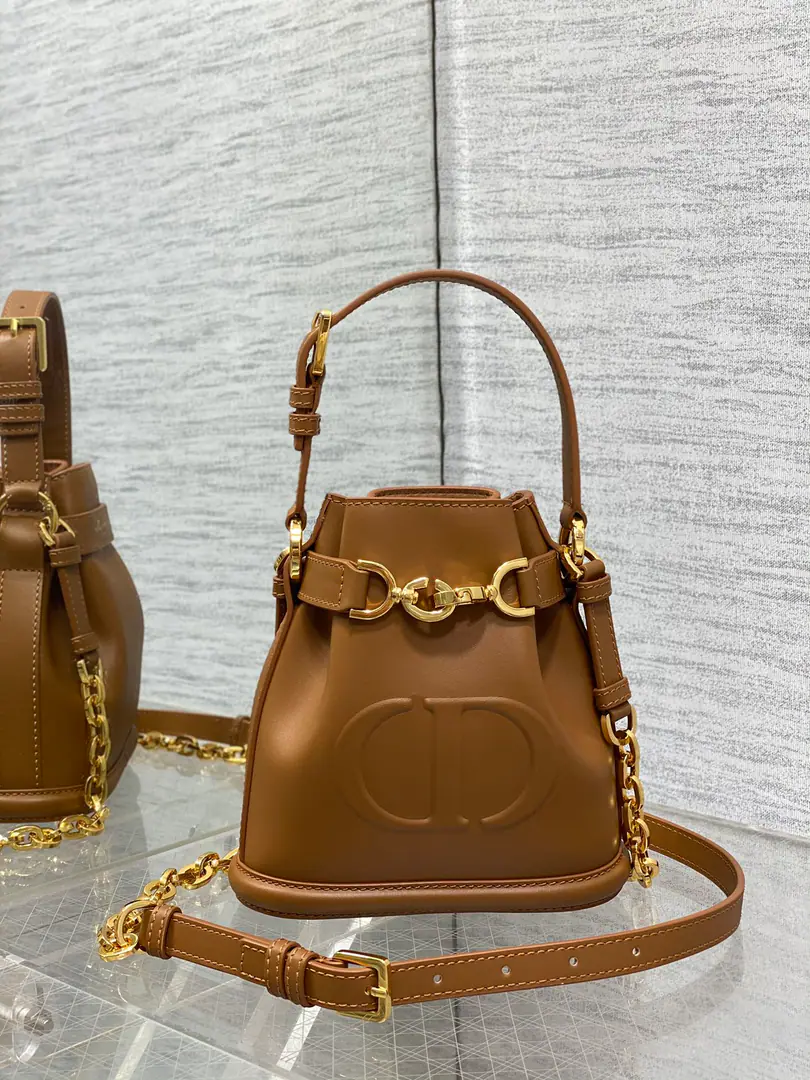 Small spot.‼️ The newest brick cabinet.C'est Series, Elegance and classic., A unique bucket bag., LetterLock Open, Use the spin button letter D, I can collect all kinds of daily supplies., A top handle and a modifiable belt., Detachable straps, It's both fashion and fashion. size: 17*7*18cm 9279 0020