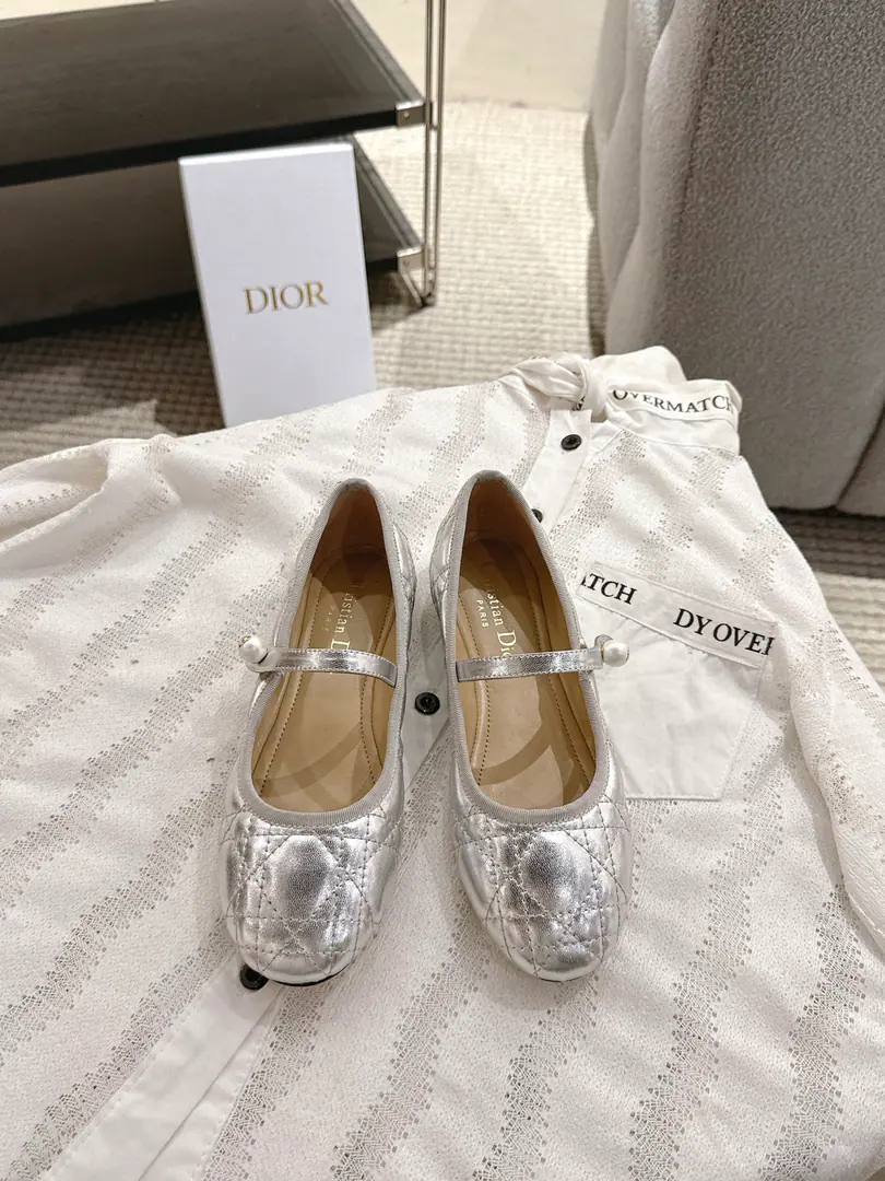 Dior｜26The new ballet shoes in early spring. NewDIORPearls, the diamond ballerina.🩰 Good boy.～ The classic Diotengrass elements of ballet shoes. The bow of the bow is added.CDThe pearl design is fine for details. A girl's got to be comfortable. It's really great. size: 35-42（40, 41, 42I'll make sure I don't change it.）