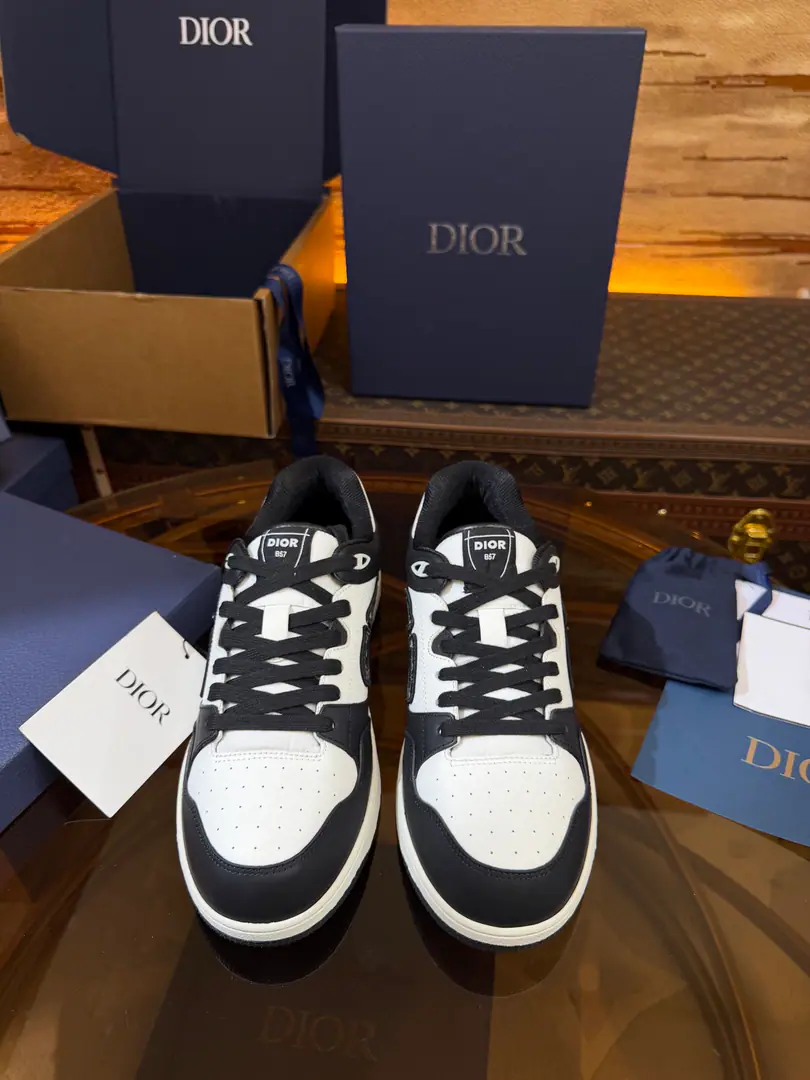 Top version full package DiorDio.B57A series of recreational sneakers.CDSkis. Original procurement development Make the goods. This one. B57 The Chinese sports shoe is a new series of men's spring suits., Reconstructing basketball shoes., Become Dior A classic one.. It's carefully crafted using grey and white smooth cow leather., Sides are in rice and black. Oblique Mark sign. Shoe tongue., Shoes under and behind the backs, so as to improve the tone with a variety of features., And the perforated details., The artery and rubber plate are more of a charm for the motion of its sports style.. With a pair of rubber shoes., It's a mix of costumes., Make a fine shape.. Send a cabinet for fine packaging🛍📦 ▪️Fabulous.: Original custom-made cow skin+ ObliqueOld bouquet. ▪️Uchi.: The original is custom-made in the air. ▪️Otsumi!: Original OpenTPUGroup Bottom ▪️Bottom: 3CM ▪️Size: Codes39-45