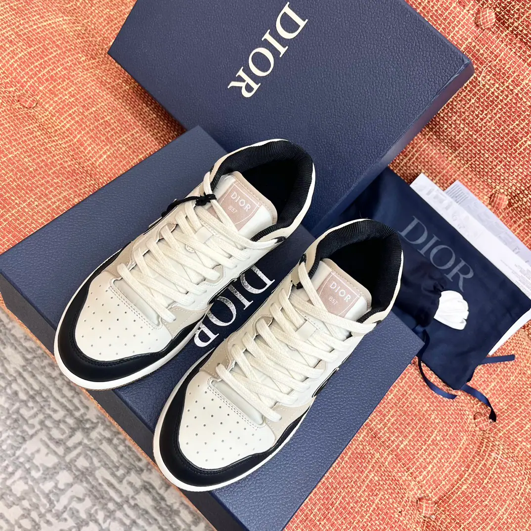 2023ss Dio* Dio. B57Series Couple money.CDOld Fa-Spin. Leisure sports shoes ‼️Top Version🔝Original purchase development for sale👍🏻 This Dior.B57Sports shoes, It's carefully crafted using grey and white smooth cow leather., Sides are in rice and black.ObliqueMark sign, Shoe tongue., Shoes under and behind the backs, so as to improve the tone with a variety of features., And the perforated details., The artery and rubber plate are more of a charm for the motion of its sports style., It's a mix of costumes., ♪ Make a fine one ♪. 😋 💜Fabulous.: Original custom-made cow skin+ObliqueEmbrace 🔘Uchi.: The original import is in the air. 🔘Shoes under the sole.: Original OpenTPUGroup Bottom 🔘Bottom: NYO3cm 🔘Codes: Women35-41 Men38-46 （Women41, Men38.46Make a no-refund order.）