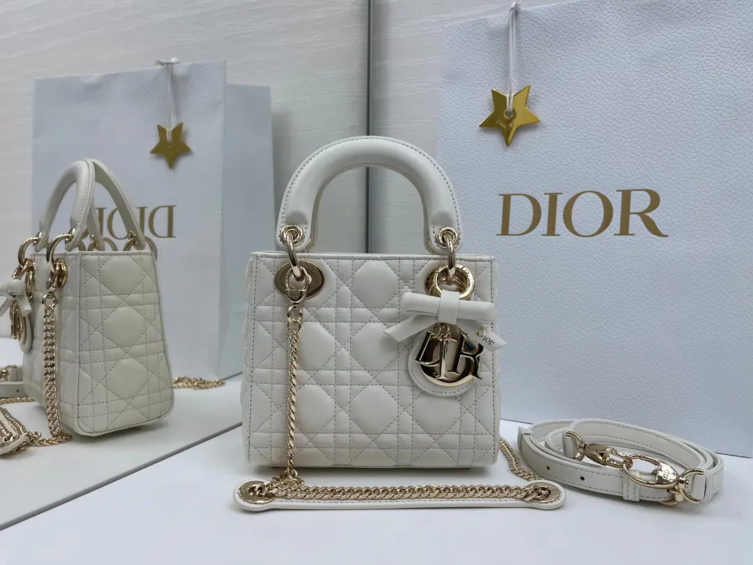 Top First List Butterfly knots.🦋Lady Dior Three., The classic "Fancy Bag" is a collection of the best. Dior A profound insight into grace and beauty.. It's a very elaborate work., Make a good look at the vine-twice. Sew the details., The design of the noble classics has been long and long.. Metals on a stylish face“D.I.O.R.”The hanger., Add a touch of the fine contour.. Mini-style., With a detachable chain shoulder belt., But the handy., Shoulder or slash, It's the ideal date for the evening costume.. Dismantled straps., But with other straps of embroidery., Dimensions: 17×15×7cm, Encoding6603 0009