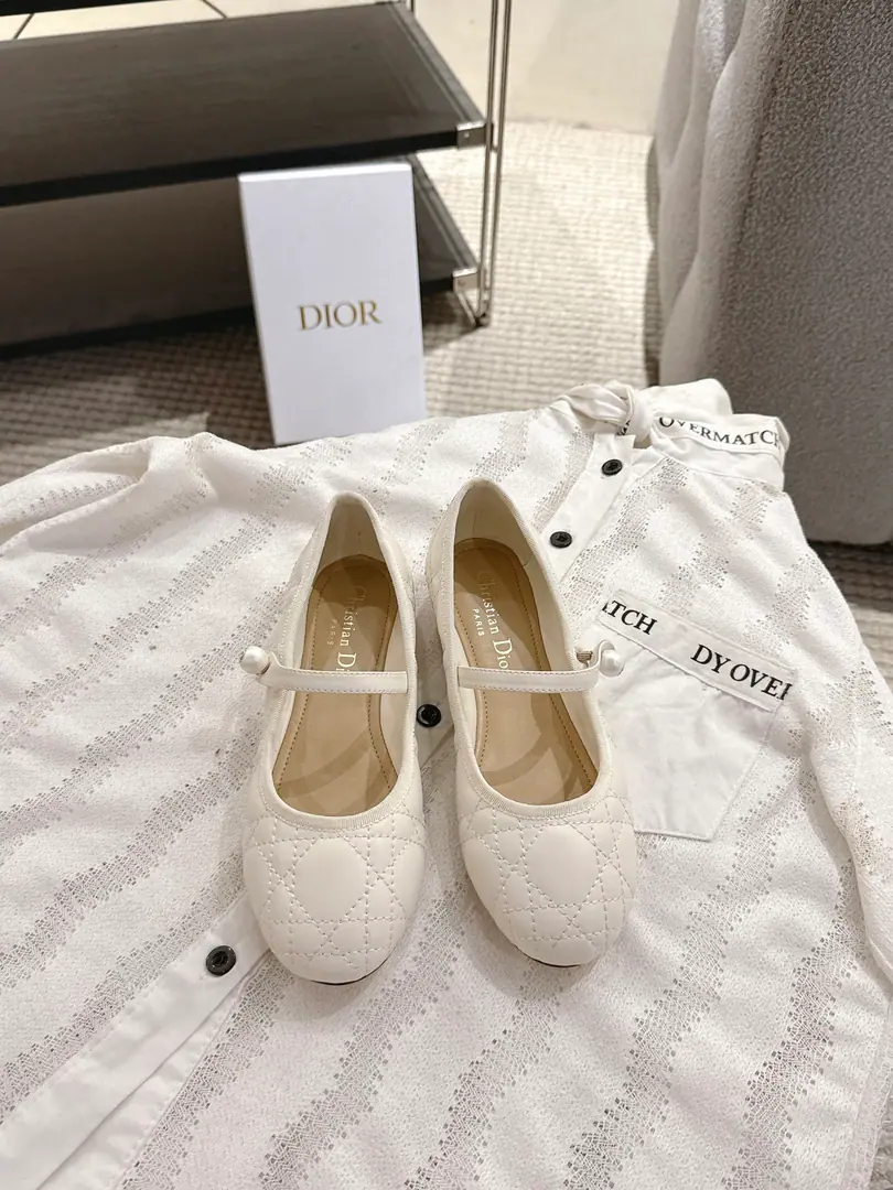 Dior｜26The new ballet shoes in early spring. NewDIORPearls, the diamond ballerina.🩰 Good boy.～ The classic Diotengrass elements of ballet shoes. The bow of the bow is added.CDThe pearl design is fine for details. A girl's got to be comfortable. It's really great. size: 35-42（40, 41, 42I'll make sure I don't change it.）