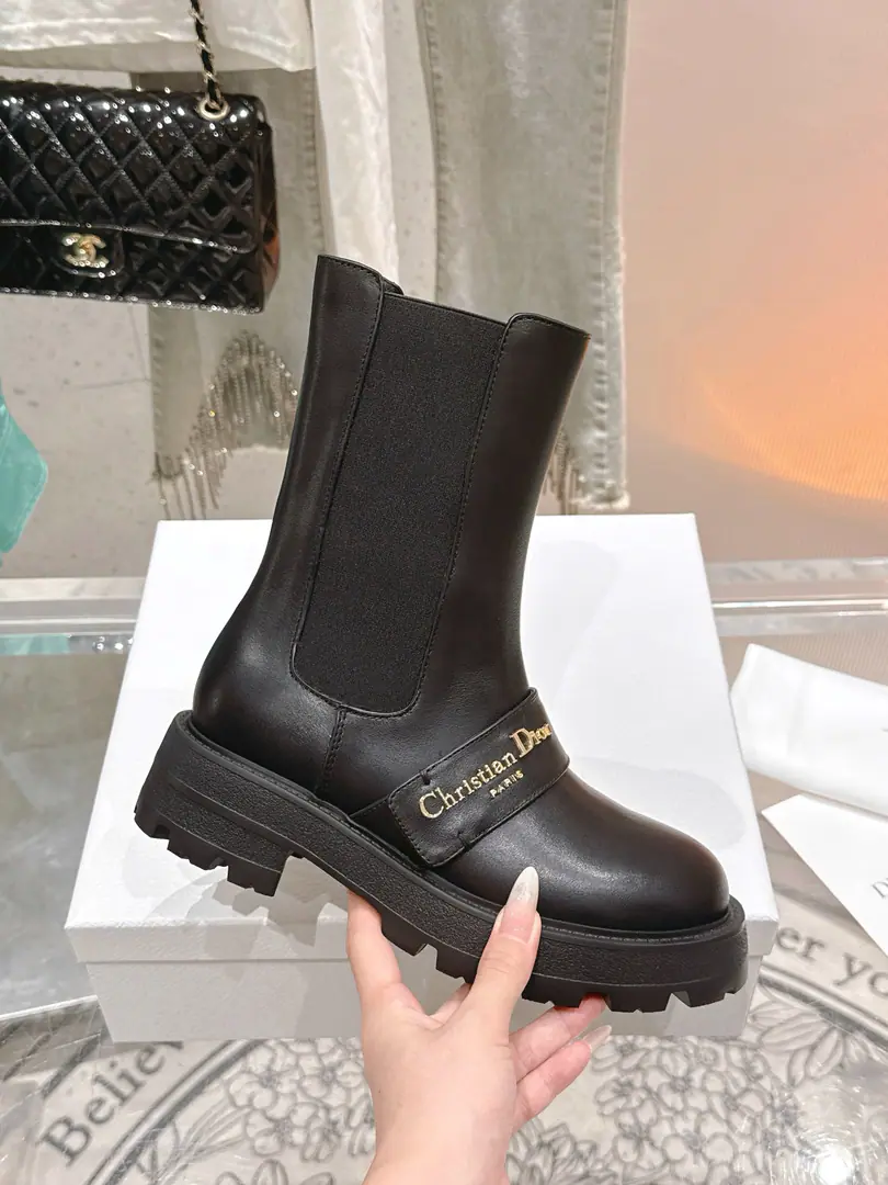 🏧𝐃𝐢𝐨𝐫Top Version The new one is coming out of the fall and the boots are loose. The original decomposition development is perfect. New leather buttons with boots to text details. The heart of the craftsman is mixed with color. Show the tide front. Nice and handsome. Momentum style. Fabulous.:Original custom-made cow skin Uchi.:Imported cattle skin Otsumi!:Original model rubber bottom Size:35-41 [40.41Custom]