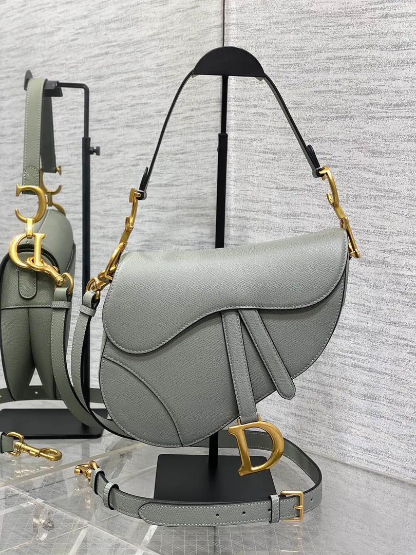 Original factory skin Rock and ash.➕【With a shoulder belt.】𝗖𝗗 𝗦𝗮𝗱𝗱𝗹𝗲 Classic saddle bag.🈶️The king of the kings., The position is unshakeable.☝️The whole fashion world is still hot this year.🍀This new sale is now being offered with its own strap.！Focus or Dismantling Reconciling Length, - Oh, shit.！Finally.！No more money to match., And save a few more. How can you not go?！And the heat is pushing up to the top again. Size. 24×6×18cm ⚠️Shoulder belts are longest. cm, Shortest88.5cm 0446