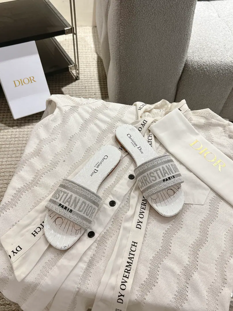 Floor D*or2026♪ Spring and summer ♪ CD•Ms. Dio has a long-term embroidered slipper. Christian Dior has always been a gorgeous and elegant noun., In fashion, the top of the world.👍 Especially worth mentioning.: A salivation.✨Pattern, Re-presentChrstian DiorOne of the precious symbols.✅ Original version*Full package More than 100 colors. ◽️Shoe.: Top-of-the-line embroidery cotton cloth. ◽️Uchi.: Import of sheep skin ◽️Otsumi!: The original is really leather. ◽️Codes: 35-41 (41Do it.) ⚠️⚠️⚠️Because of the color., Individual colours to be ordered, No, no, no, no, no.