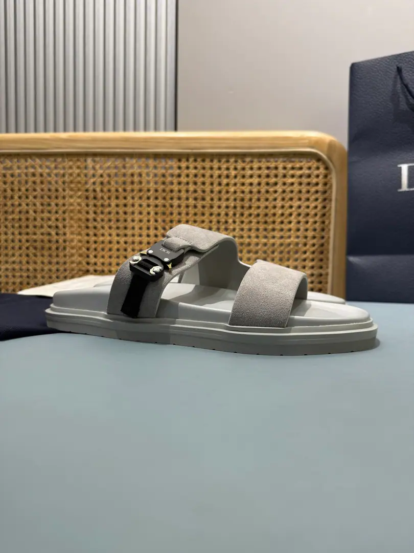 Men👨🏻Plant price, New paragraph 🆕Dior Aqua A man's slippers are elegant and leisurely.. - I'll take a D.～Ash CD Diamond Reconstruct the canvas., Inspired by the... Dio～Archives. Match“D”Signs and commo-tone bottoms, It's easy to match shorts or jeans., Make a fine shape.. Codes: 39-46 (46I'll make sure I don't change it.)