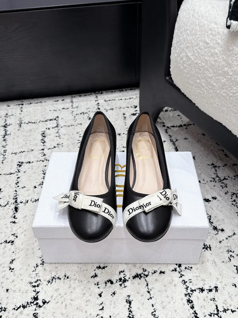 Dior Dio. 26/The new butterfly will be a pair of heels in the spring and summer. This one. J'Adior Muller's shoes are from Jonathan.·Anderson. (Jonathan Anderson) I'm grateful., Show me the art., To improve the style with fashion.. Elegance round shoe head design, Double Dior A strap in a embroidery band with a flat bow.. It's a fine, elegant and stylish shape.. ✔️Fabulous.: - The old bouquet./Bullskins. ✔️Uchi.: Lamb skin. ✔️Otsumi!: Italy is a big-ass country. ✔️He's tall.: 3.5cmLeft and right ✔️Size: 35-41 （40 41Do it.）
