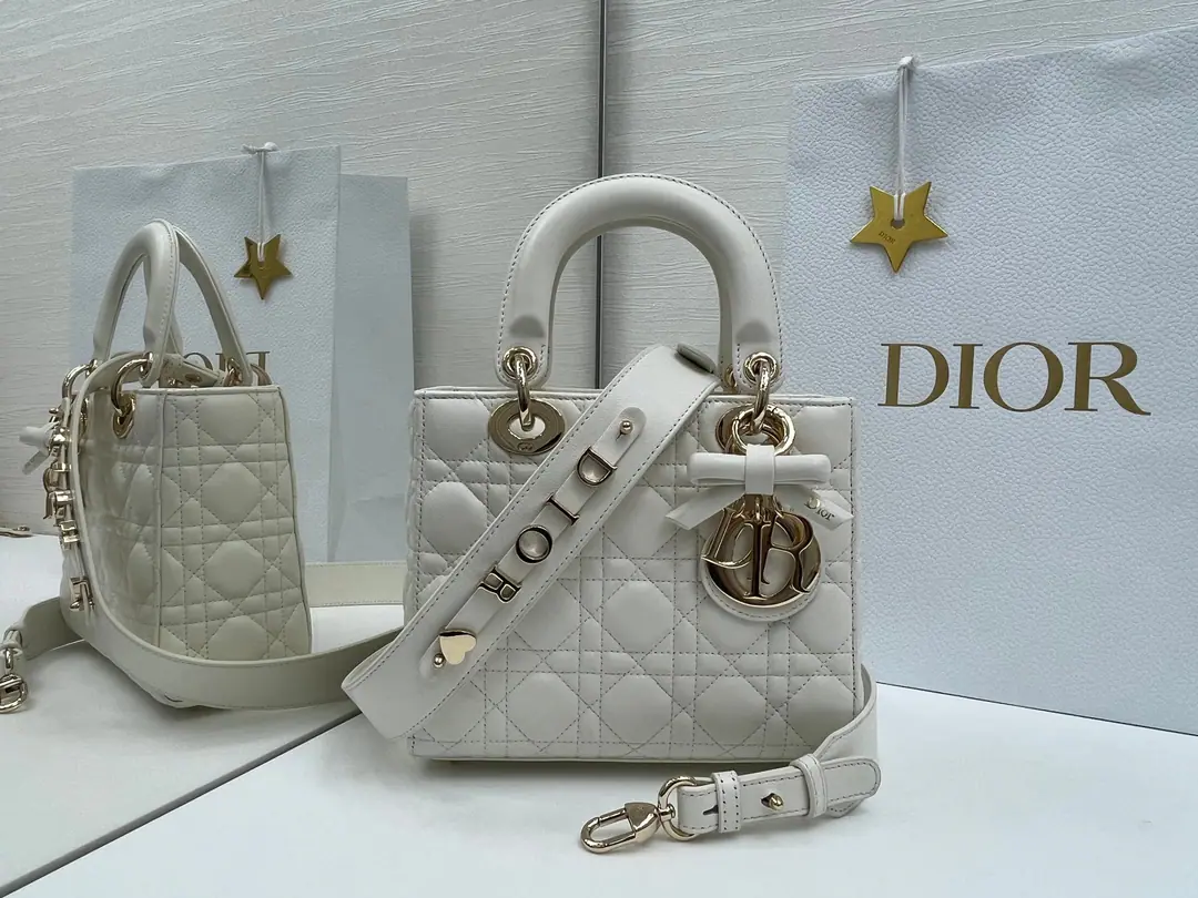Top First List Butterfly knots.🦋Lady Dior My ABCDior The bags are concentrated. Dior A profound insight into grace and beauty.. It's carefully crafted with sheep leather., Make a good look at the vine-twice. Sew the details., The fashionable design has been long and long.. A metal with light gold. D.I.O.R. The hanger., I'll show you the grace of my life.. Four-legs-decord pattern, Designing special, The shoulder belt is a badge of identity., You can pick it up or slash it.. Dimensions: 20 x 17 x 8 centimetres ​6604 0009