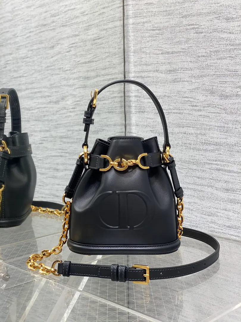 Small spot.‼️ The newest brick cabinet.C'est Series, Elegance and classic., A unique bucket bag., LetterLock Open, Use the spin button letter D, I can collect all kinds of daily supplies., A top handle and a modifiable belt., Detachable straps, It's both fashion and fashion. size: 17*7*18cm 9279 0020