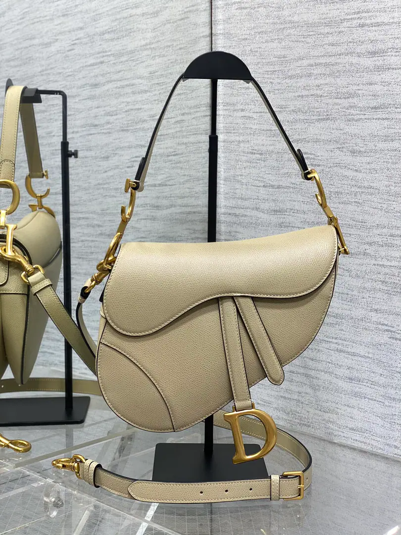 Original factory skin Almond.➕【With a shoulder belt.】𝗖𝗗 𝗦𝗮𝗱𝗱𝗹𝗲 Classic saddle bag.🈶️The king of the kings., The position is unshakeable.☝️The whole fashion world is still hot this year.🍀This new sale is now being offered with its own strap.！Focus or Dismantling Reconciling Length, - Oh, shit.！Finally.！No more money to match., And save a few more. How can you not go?！And the heat is pushing up to the top again. Paragraph: 3351 Size. 24×6×18cm ⚠️Shoulder belts are longest. cm, Shortest88.5cm 0446
