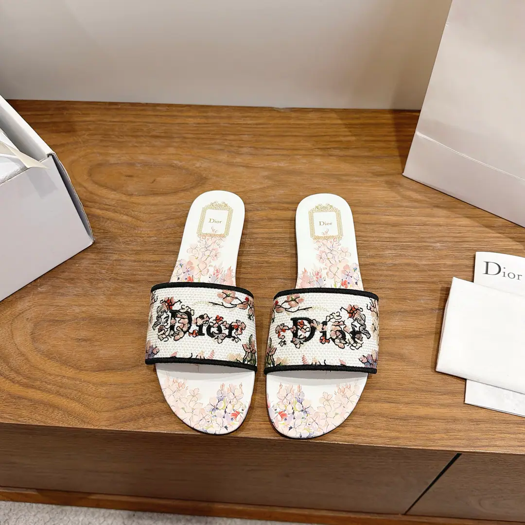 Floor Dio. Dior 2026Spring and summer, the new girl's shoes. CDLetterlogoStereo-decording A pair of big, jelly-colored slippers. Market Top Version Material:The original shoe-faced, high-temperature water-melted cotton electrocution technology is a silky piece of fabric.+In the skin of the sheep.+Italy is a big-ass country. Packaging: Every pair of shoes. size: 34-43（34.40.41.42.You're gonna have to do it or not.）
