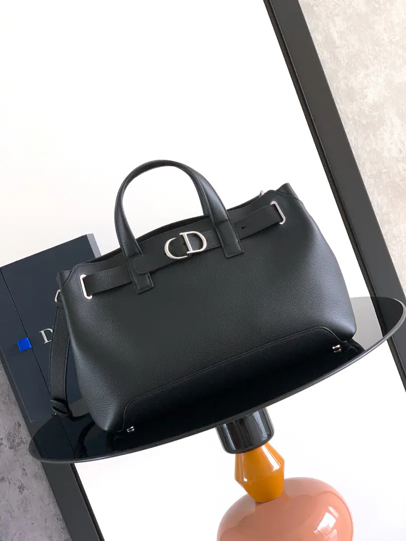 The big one. Dior Normandie The bags will be designed to be practical and Dior ♪ The spirit of highness is one ♪, Reconstruct with soft contour and elegant detail. Use black(tan) The leather is carefully crafted., Chan Dior The most wonderful process of the workshop.. I'm not sure. Dior Normandie Special eye up., A pair of leather-restricted belts and CD Tights., Close or open, Show me the fun.. Side-show graphic style architecture design, And there is. CD Signal feet and top handles., A little stylish to highlight the graceful charms.. Internal Space Wide, A pair of commo-tone napa leather., There's a plug and a zipper pocket.. Medium, Matchable, Dismantled leather shoulder belts, It's a comfortable handkerchief., Shoulder or slash. Dimensions: 41 x 29 x 17CM Numbering: 1LLSH MAL 0016