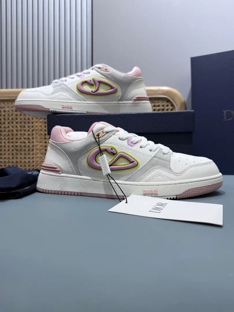 Couple money., Top-level requisition versionDio*✖️kawsJoint contributions 🐍Snake Year PrescriptionB57Jay Chow's same guy.Dribble Low gang sneakers. Precision of originalCP！Infinite approach., Crafts and crafts. The people must be given a pair of hands.🐾 #diorThe Euro-style.NMultired cards, Low-saturated color is a lot of fun. It's hard to be unloved by a simple wind.💓💓 Fabulous original customize top-level head-heading skin, Sidesark DIO* AND KAWS Mark Up, Redone the brand symbol with a colored snake.. The fashion is just full.！♪ And quality and beauty and beauty！Original custom striped airnet sheet, DoubleTPUOriginal Bottom, Super-fine shoe bottom puncture(The details must be a huge fan of it.) The original uniform shoes have chips on their right and left feet.NFCSensitivity directly into the network.. Recurse ceiling level Full package of fine airplanes. Please accept my quality.‼️ Please be careful with the market traffic.！ Codes: 35-44（Men38/45I'll make sure I don't change it.）