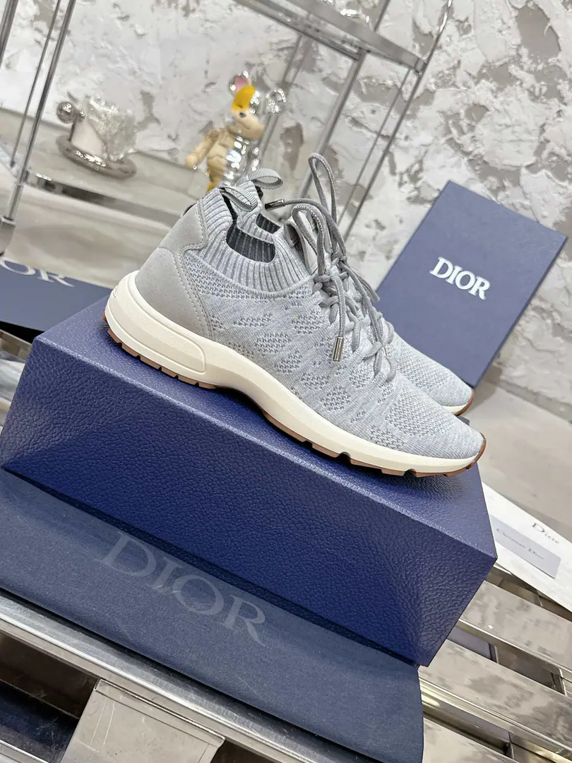 DIOR Dio.B80 LoungeSports shoes 2025Autumn Men's Series. The contour and detail are inspired by Diago., Use of goat velvet. A wool. The silks are mixed with knitting.. I'm not sure.Dior The classic vine-grain pattern.. The back side is matched with the colored fuzzy tan. Shoe tongue.Dior Press the patch to the tone.. TPU- The bubble., Size:39-44. 38.45.46Make a reservation.