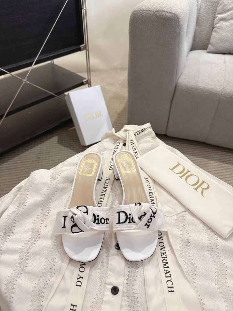 High heels Dror2026♪ Spring and summer ♪ CD•Mrs. Dior has a butterfly on her skin slippers. Christian Dior has always been a gorgeous and elegant noun., In fashion, the top of the world.👍 Especially worth mentioning.: A salivation.✨Pattern, Re-presentChrstian DiorOne of the precious symbols.✅ Original version*Full package More than 100 colors. ◽️Shoe.: Top-of-the-line embroidery cotton cloth. ◽️Uchi.: Import of sheep skin ◽️Otsumi!: The original is really leather. ◽️Codes: 35-41 (41Do it.) ⚠️⚠️⚠️Because of the color., Individual colours to be ordered, No, no, no, no, no.