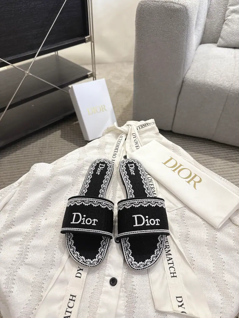 Floor Dror2026♪ Spring and summer ♪ CD•Ms. Dio has a long-term embroidered slipper. Christian Dior has always been a gorgeous and elegant noun., In fashion, the top of the world.👍 Especially worth mentioning.: A salivation.✨Pattern, Re-presentChrstian DiorOne of the precious symbols.✅ Original version*Full package More than 100 colors. ◽️Shoe.: Top-of-the-line embroidery cotton cloth. ◽️Uchi.: Import of sheep skin ◽️Otsumi!: The original is really leather. ◽️Codes: 35-41 (41Do it.) ⚠️⚠️⚠️Because of the color., Individual colours to be ordered, No, no, no, no, no.