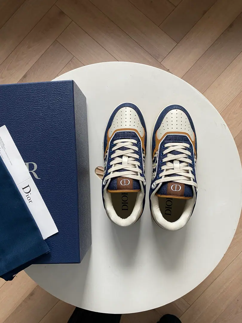 DHome new money. B27Sports shoes✅ This one. B27 Uptown Low Gang sneakers are now the only ones Dior A classic one.. It's carefully made with blue cowboy noodles., It's a pair of rice and dry-colour smooth cow leather., It's a wine and coconut. Oblique The stamped cowboy fabric., Blue paste is ordered with contrasted lined rice., Reconstruct. Dior Classic pattern. CD Icon The shoelaces are so delicate and delicate., Double rubber soles., The tongues and the heels of the shoes are all red-coated with classic details.. It's a lot of fashion., It's a color for the different models.. Codes: 39-45 Colours: Cowboy Blue.