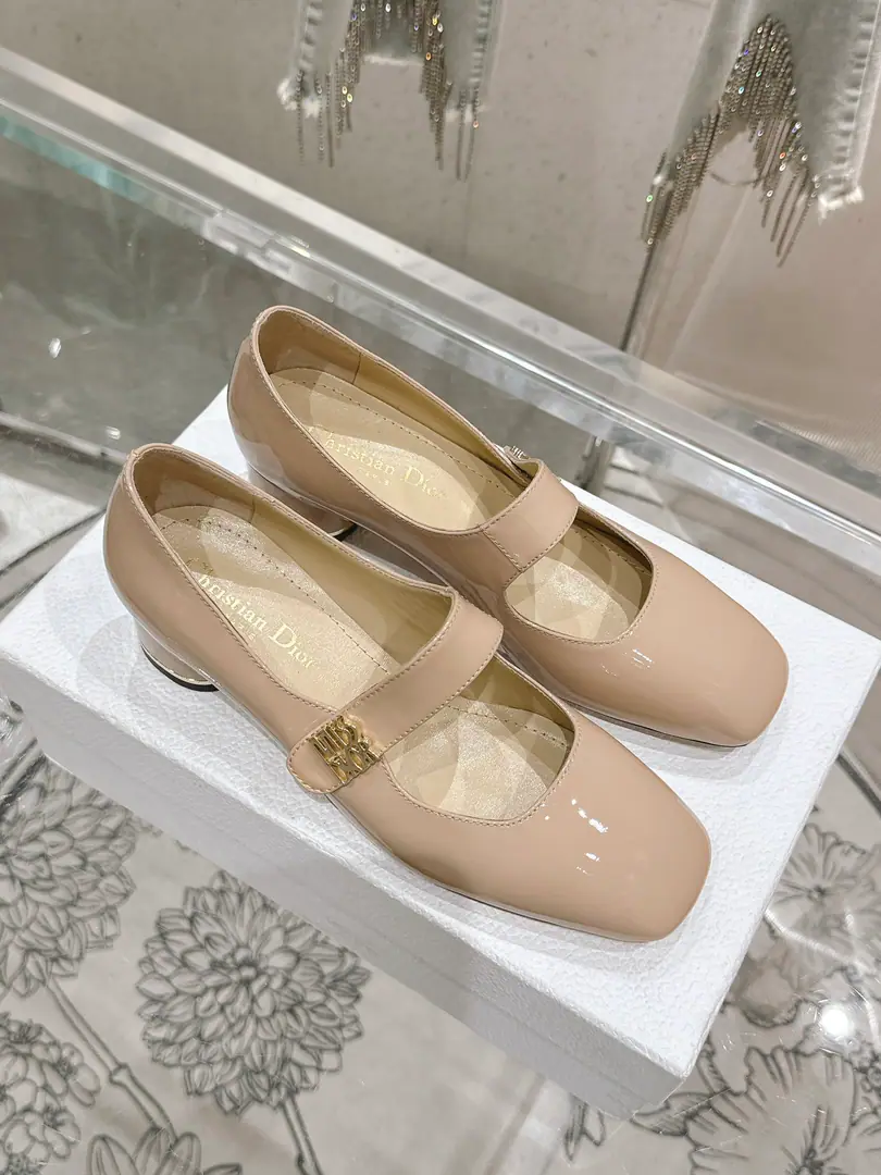 🏧𝐌𝐢𝐬𝐬 𝐃𝐢𝐨𝐫/The Diao classic Paris show. I'm a new cabinet. Metal button single shoe series This one.MissThe one-shoe series is a Paris show., Elegance fashion.. It's carefully crafted using paint leather., Shortcut, Shoe-faced metal with gold-faced beadslogoRaise the tone, Elegance atmosphere！Fashioned round-shoes and cylindrical heels are mutually reinforcing., It adds a high quality to the various shapes.. The shoes are painted with imported soft calves. The insides are all sheep's skin. Italian imports are so thick. He's tall.: 4cm/8cm Codes: 35-41 [40.41.42Custom]