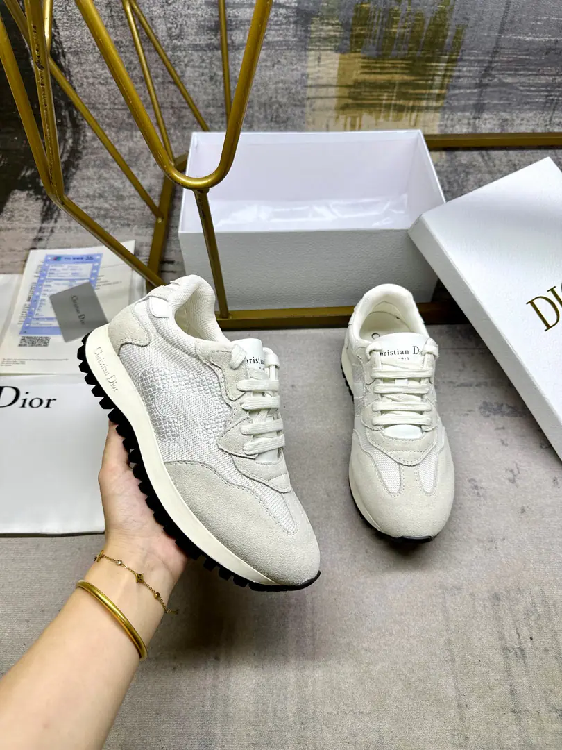 This one.C｀est DiorA smart fashion for sneakers.. The fumes and silk skins are paired with white net eye fabrics., SidesarkCandDLetter embroidery up the tone. A light pair of shoes with a great comfort., Showing sports style.. Codes: 35-41Code