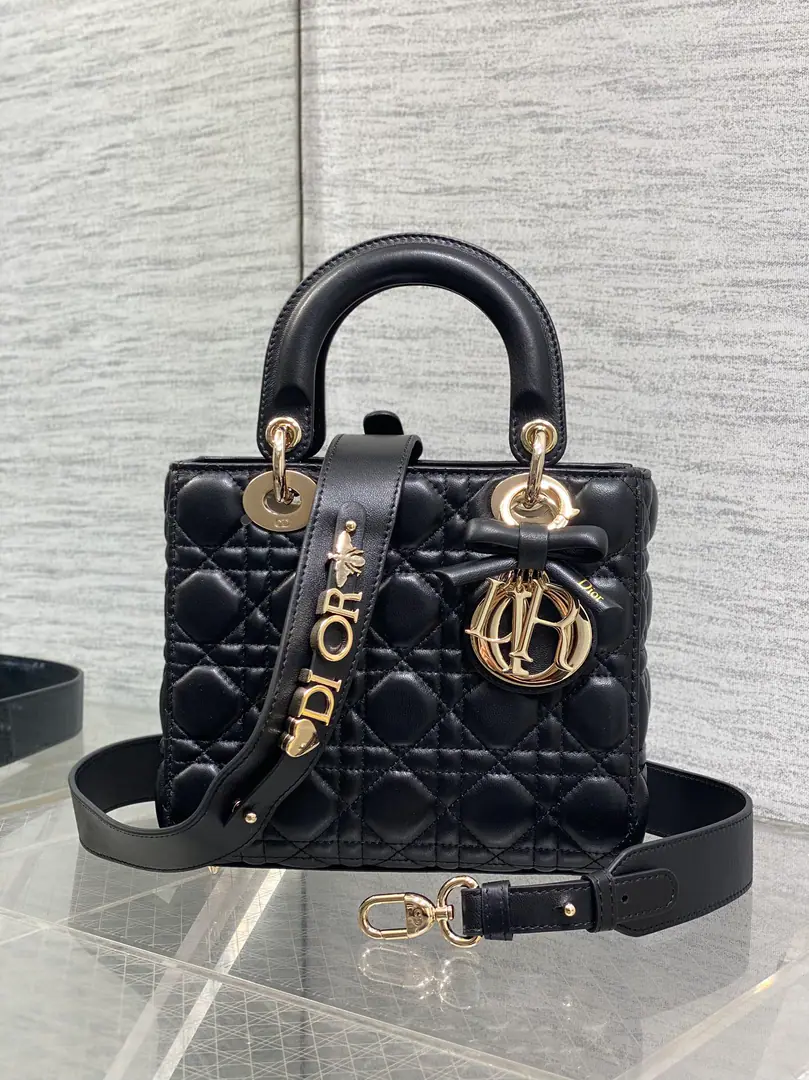 LadyThe latest four-time bow.🎀- Daphne bag., It's carefully crafted with a little sheep skin., A necessary bag for a man.😍. ♪ Fascinating graceful and enchanting💃🏻, It's a woman's taste to be a little stomping., Classic fashion style.. insAnd a lot of fashion.iconA bag with a man., Don't miss it.❤️ size: 20*17*8cm 6604 0009