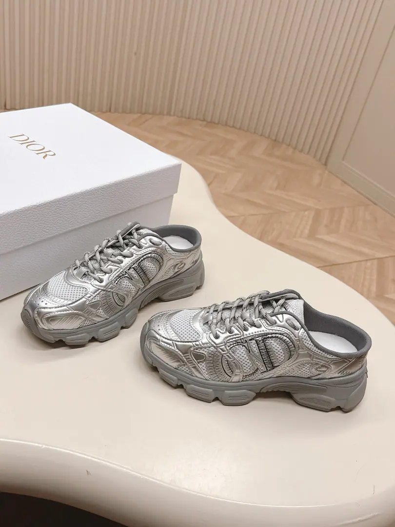 The latest half-timer in the minute. Couple money. Dio. Dior Chrono New leisure sneakers, old dad's shoes. It's really cool., The future is so strong.!Really good.！Once again, the idea of Diocuncupation was played out., Lucky star is good luck for you., It's brand new.EVAThe soles are so light and soft.!The original is perfect.！Full-to-Purpose Material Modular！！35-46